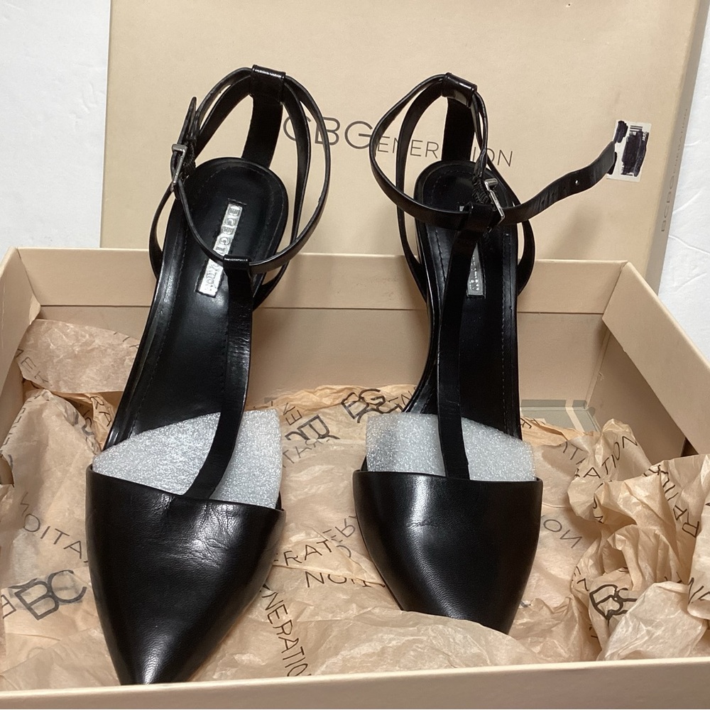 BCBG leather heels size 7 1/2. Beutiful shoes, almost new.